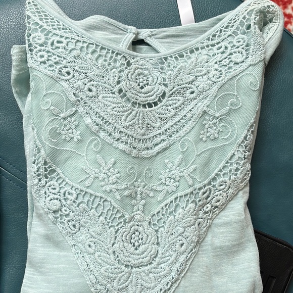 Pretty mint colored top - Picture 7 of 7